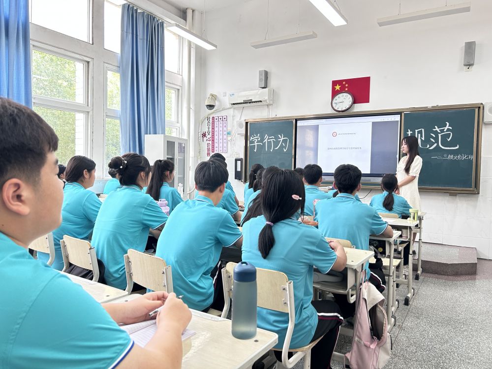 班主任老师向学生讲解行为习惯